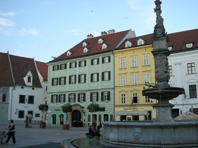 97 Bratislava, Hlavní náměstí, Maxmiliánova fontána, 06.07.11